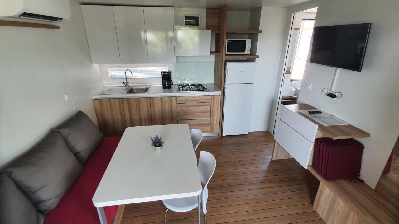 Mobile homes Suha Punta Kampor Bagian luar foto